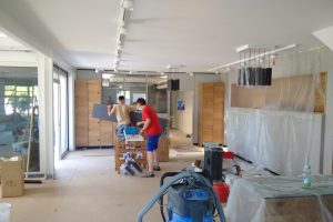 Der Möbelaufbau beginnt.